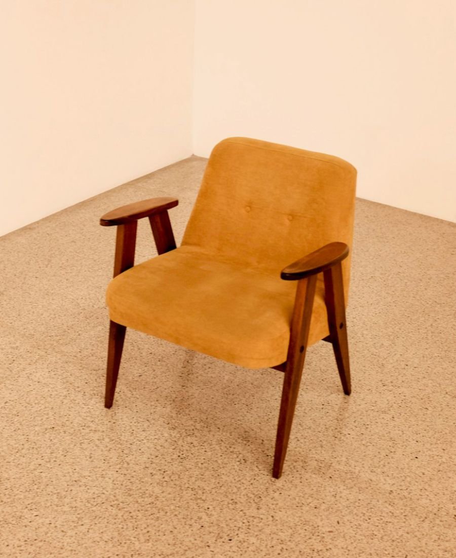 Poltrona moderna em tecido mostarda