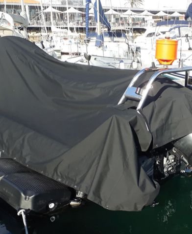 Capa de proteção à medida num barco