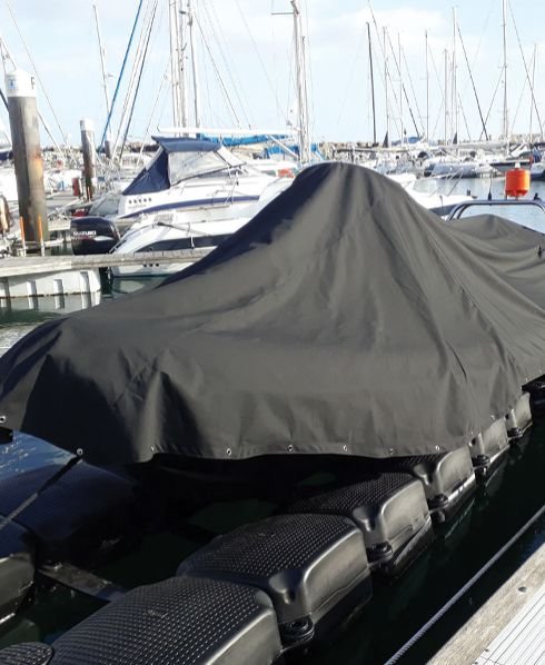 Capa de barco ancorado na marina