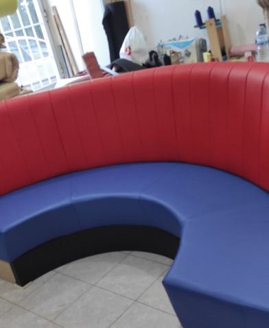 Banco curvo em vermelho e azul