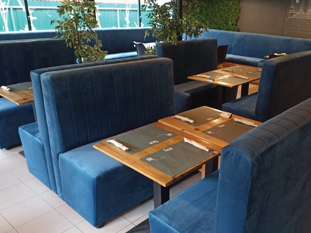 Bancos corridos à medida num restaurante