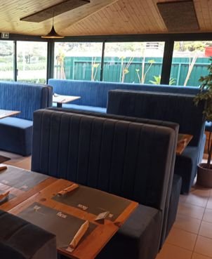 Sala de restaurante com bancos à medida