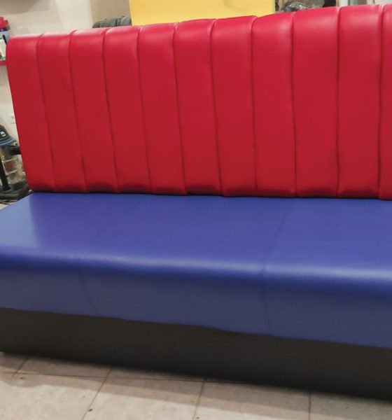Banco corrido estofado em vermelho e azul