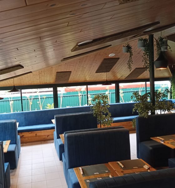 Restaurante com bancos estofados