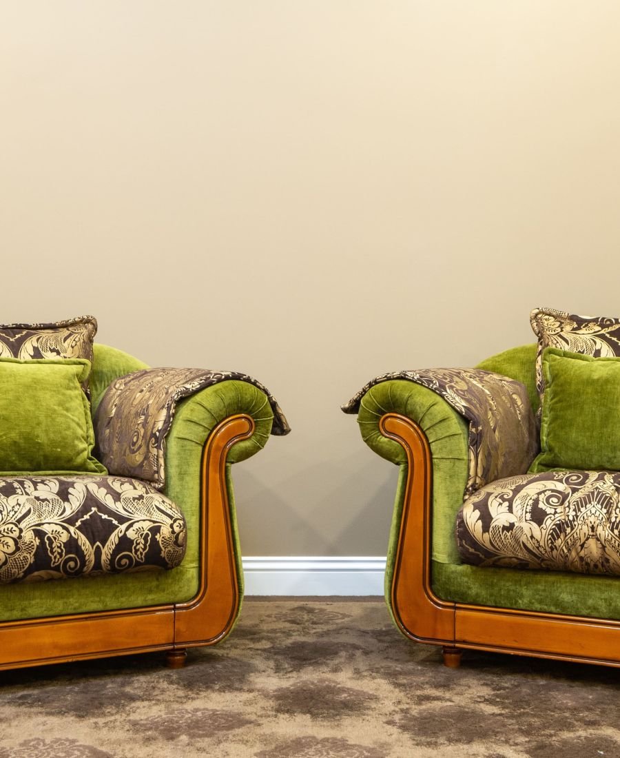 Par de poltronas clássicas em veludo verde